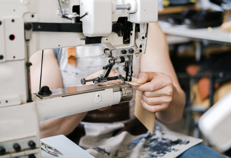 Industrial stitching and finishing unit with automated sewing machines